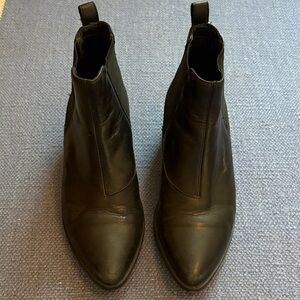 Vagabond Black Heeled Boots, gently used